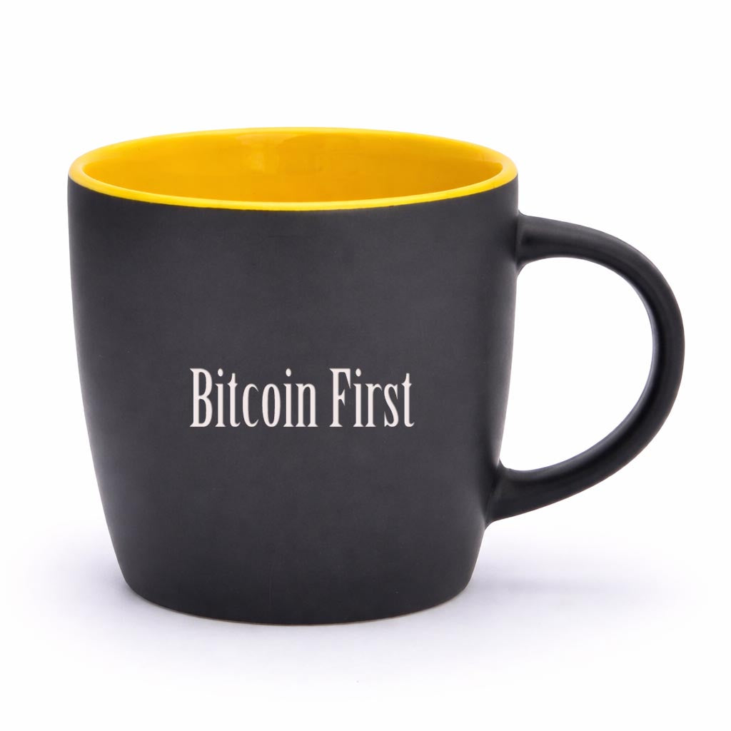 Czarny kubek porcelitowy 360 ml z żółtym wnętrzem i grawerem Bitcoin First
